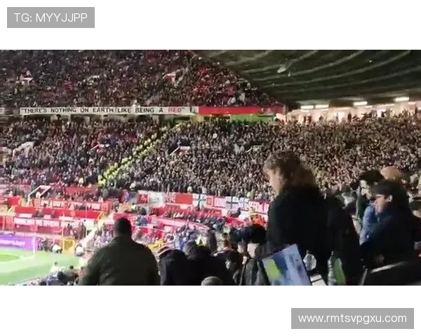 桑德兰球迷在老特拉福德现场观赛时意外抓到活老鼠引发关注